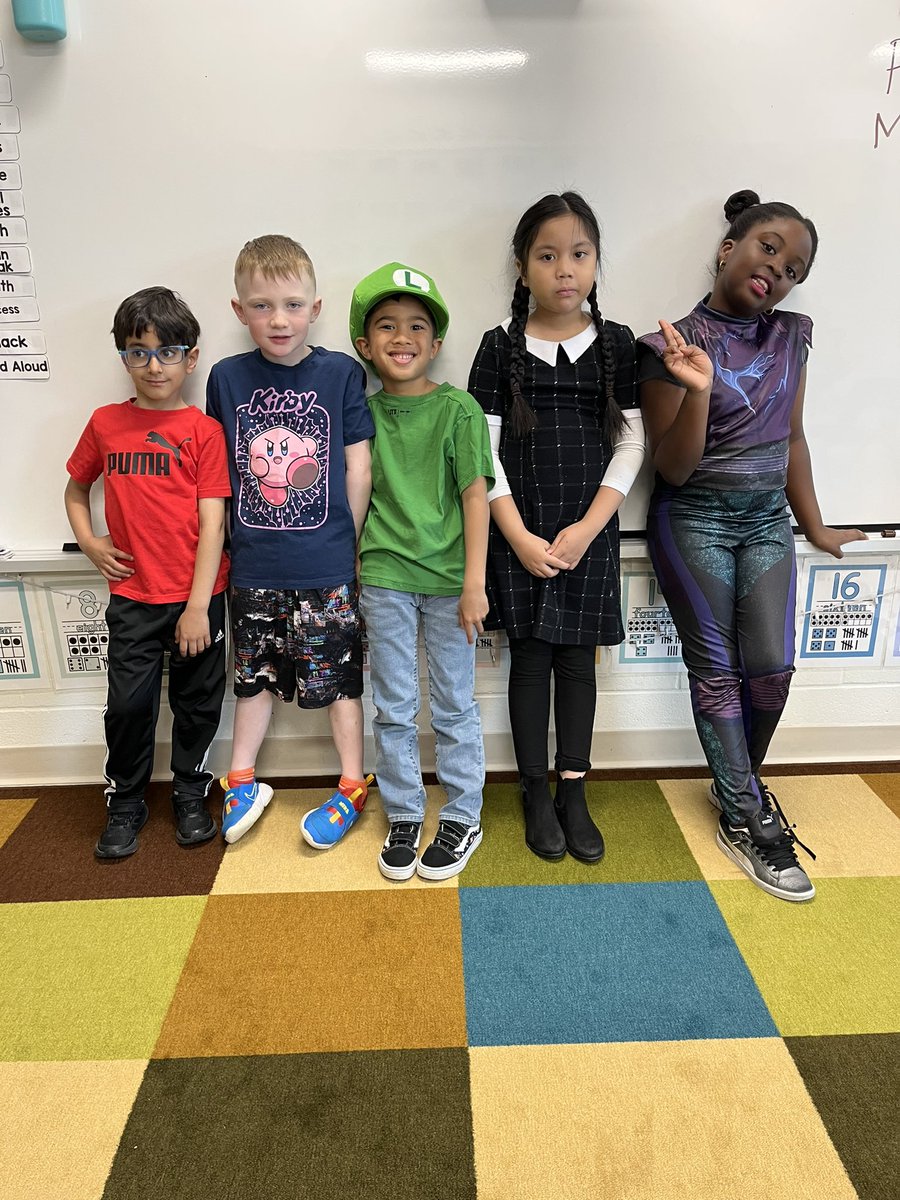 msjmedeiros's tweet photo. Check out some of our character costumes! Can you guess who we are? 🔎📖 https://t.co/lyDUB8AH5P