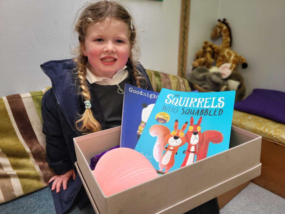 CastlewayYear1's tweet photo. Well done to this wonderful little reader who took the #BedtimeBox home today! She has been putting so much effort into her home reading this week! Well done! 🌈💙📖 @WeAreCastleway #WeAreReaders https://t.co/WhcRQGipGn