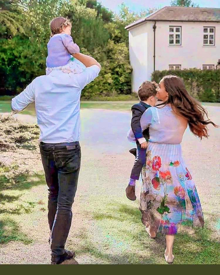 HarryThriving's tweet photo. May their happiness bring you JOY if not may it f*UP your Friday. #HarryandMeghan https://t.co/oNYq9Fy5m2