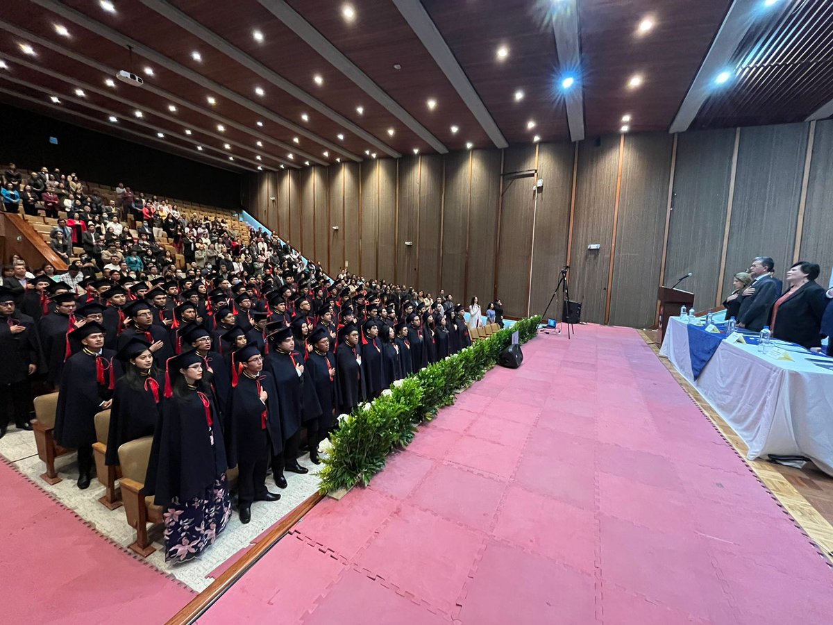 EPNEcuador's tweet photo. 🎓 #Graduados #EPN | Inicia la ceremonia de investiduras de 103 nuevos profesionales:
🧑🎓81 tecnólogos de la #ESFOT
🧑🎓18 de maestrías
🧑🎓4 de doctorados
🏛️ Teatro Politécnico
🔴Siga el evento a través de Facebook Live ⬇️
https://t.co/rWoFMXbytV https://t.co/ghPdDI6y78