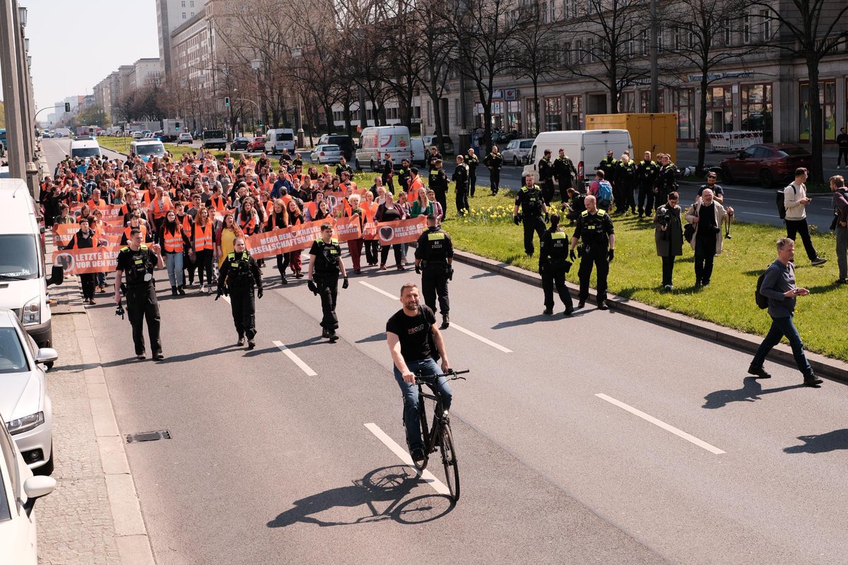 Habe das mit dem #slowWALK bei der #LetzteGeneration noch nicht so richtig internalisiert, &amp; überhaupt: Lücken schließen und so 😂

Danke <a href="/THeatherbell/">Tenzin Heatherbell</a> für diese schöne Momentaufnahme 😘
