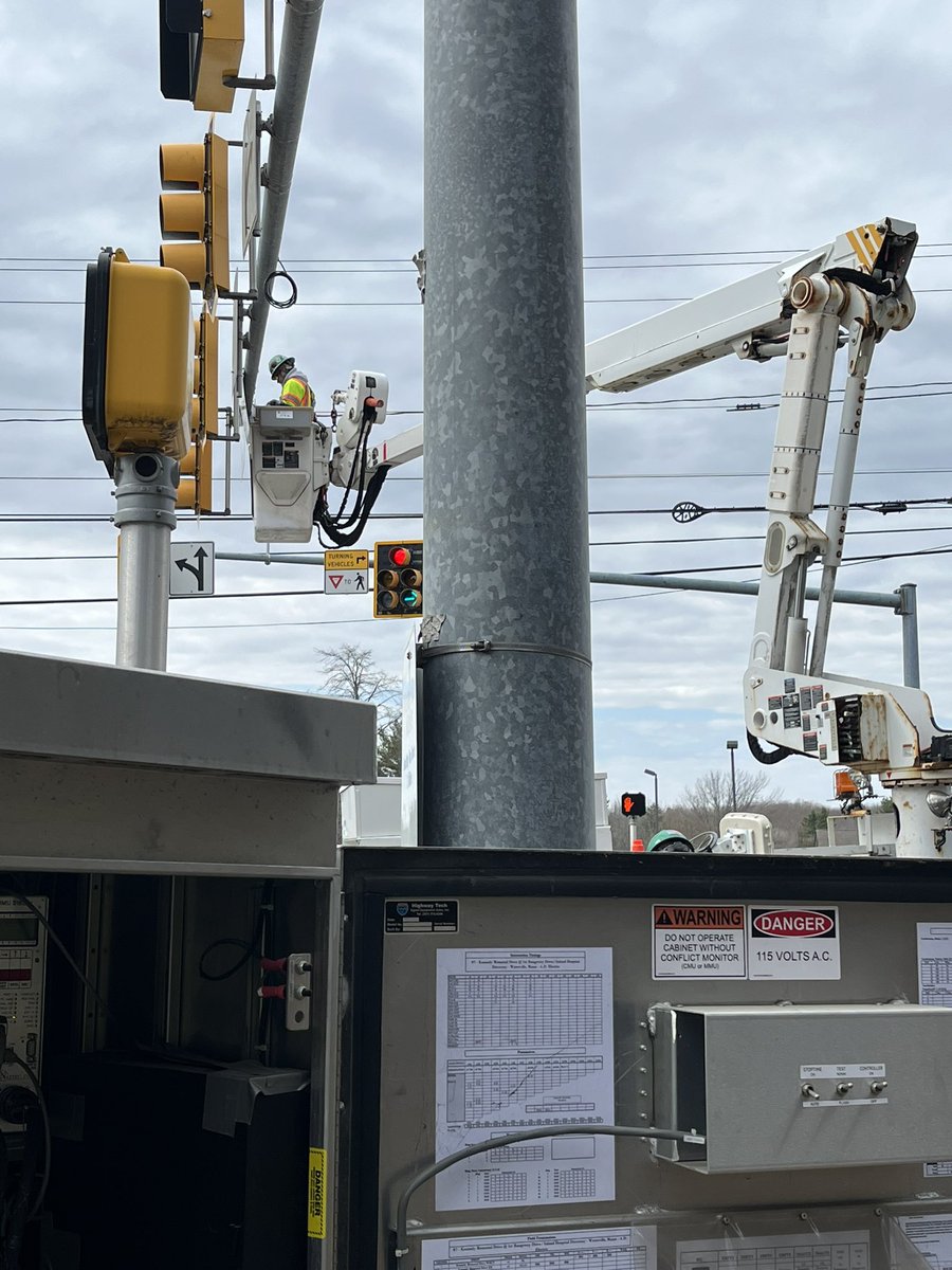 RayIBEW103's tweet photo. Dagle Electrical getting the traffic signal and detection systems done with the Dagle Maine crew in Waterville, ME. @IBEW103 @IBEW @IVPMikeMonahan @LAntonellis103 @sr_rizkda2 @AlanCogent333 @ibew1253 @ibew567 https://t.co/O1TIhGkiFt