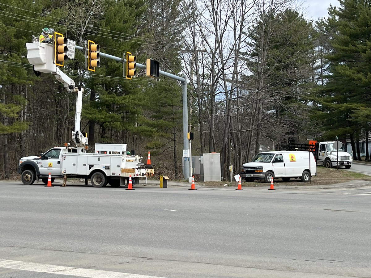 RayIBEW103's tweet photo. Dagle Electrical getting the traffic signal and detection systems done with the Dagle Maine crew in Waterville, ME. @IBEW103 @IBEW @IVPMikeMonahan @LAntonellis103 @sr_rizkda2 @AlanCogent333 @ibew1253 @ibew567 https://t.co/O1TIhGkiFt