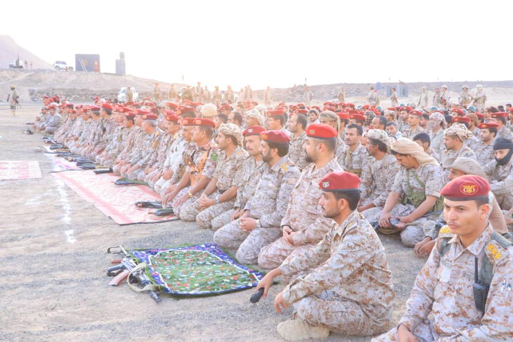 Yem_army_media's tweet photo. رئيس هيئة الأركان العامة قائد العمليات المشتركة، الفريق الركن صغير بن عزيز، يؤدي صلاة العيد مع المفتش العام للقوات المسلحة الفريق الركن عادل القميري ورؤساء هيئات وزارة الدفاع ومدراء الدوائر وعدد من قادة الألوية والوحدات العسكرية بمحافظة مارب. https://t.co/XKk2JuH91L
