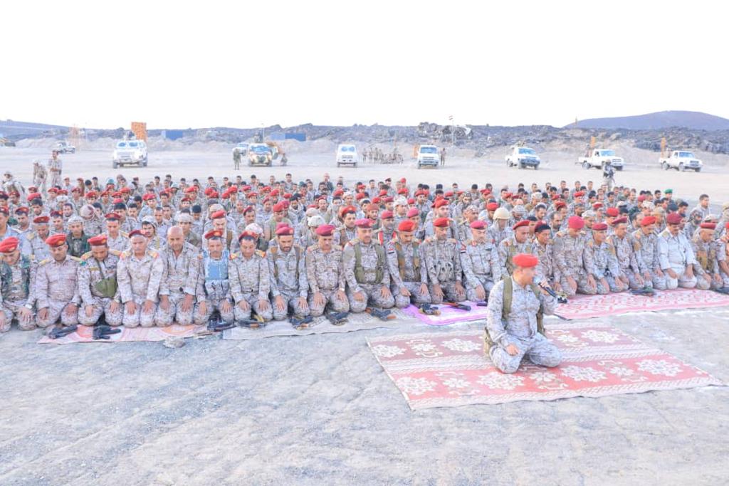 Yem_army_media's tweet photo. رئيس هيئة الأركان العامة قائد العمليات المشتركة، الفريق الركن صغير بن عزيز، يؤدي صلاة العيد مع المفتش العام للقوات المسلحة الفريق الركن عادل القميري ورؤساء هيئات وزارة الدفاع ومدراء الدوائر وعدد من قادة الألوية والوحدات العسكرية بمحافظة مارب. https://t.co/XKk2JuH91L
