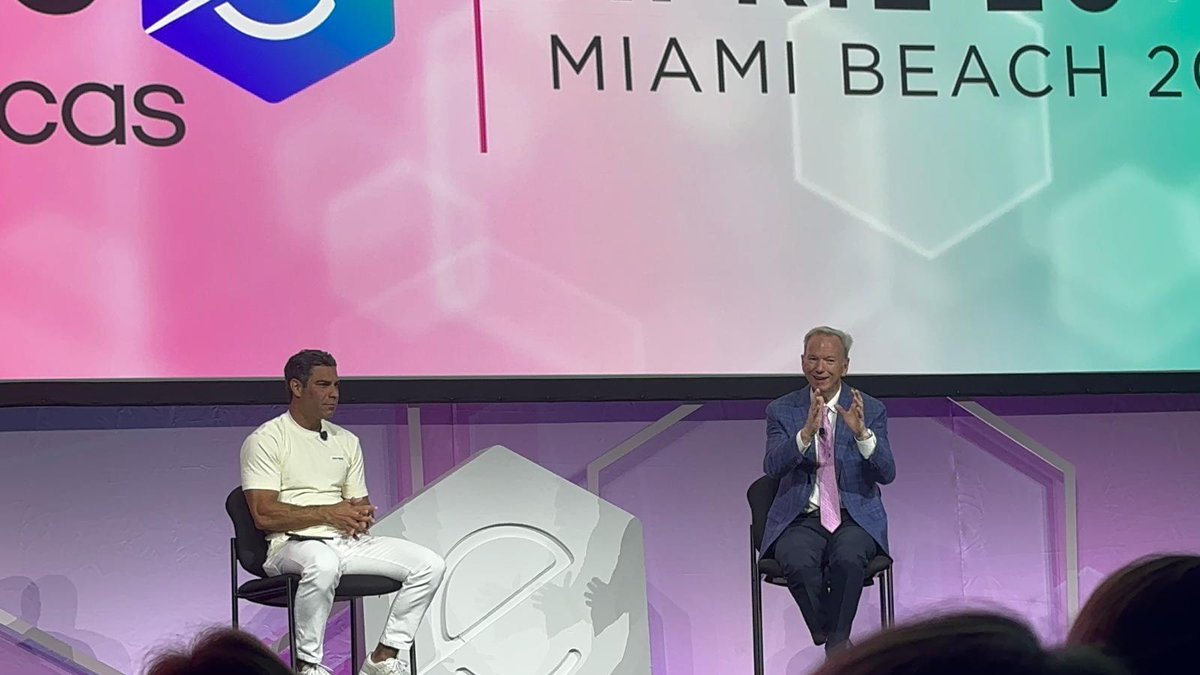 volvoshine's tweet image. &quot;This is the MOST exciting tech conference I&apos;ve EVER been to&quot;
- @ericschmidt  👀🔥

@FrancisSuarez @melmedina305

@eMergeAmericas
#eMergeAmericas #MiamiTechMonth