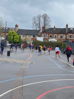 RosendaleSchool's tweet photo. Well done to all KS2 children who braved the wet conditions and ran a mile as part of TCS Mini London Marathon @LondonMarathon #MiniLondonMarathon https://t.co/yQJDxNuFXu
