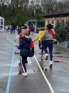 RosendaleSchool's tweet photo. Well done to all KS2 children who braved the wet conditions and ran a mile as part of TCS Mini London Marathon @LondonMarathon #MiniLondonMarathon https://t.co/yQJDxNuFXu