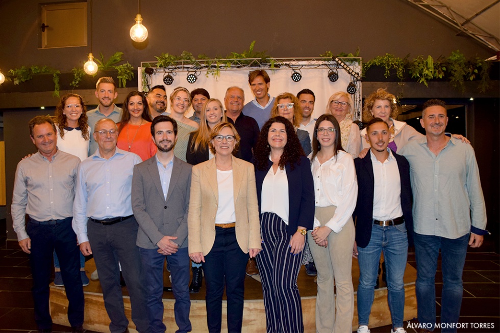 xabiaaldia's tweet photo. Rosa Cardona (PP) (@Rosa_CardonaVi ) se rodea de rostros jóvenes y con experiencia "para lograr la #Xàbia de los hechos y las oportunidades". CC: @popularesxabia @EEscriv 
https://t.co/VbEISlKzl3 https://t.co/p25gNJgsqD