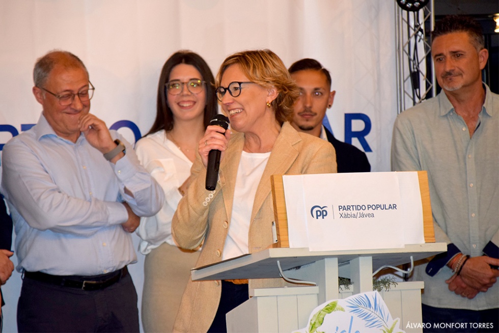 Rosa Cardona (PP) (<a href="/Rosa_CardonaVi/">Rosa Cardona Vives</a> ) se rodea de rostros jóvenes y con experiencia "para lograr la #Xàbia de los hechos y las oportunidades". CC: <a href="/popularesxabia/">PP Xàbia/Jávea</a> <a href="/EEscriv/">Enrique Escrivá</a> 
xabiaaldia.com/art/153249/ros…