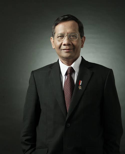 henrysubiakto's tweet photo. PDIP sdh milih Ganjar sbg capres. Siapa cawapres yg tepat dampinginya? Mahfud MD, sosok pemberani, tegas, bersih &amp; religius. Kendalanya Mahfud itu ditakuti &amp; ditolak politisi bermasalah. Mahfud  jg tak punya dana. Tp kekuatannya ia ada di hati rakyat, ini bisa jd energi gerakan. https://t.co/OHNcef3FJ7