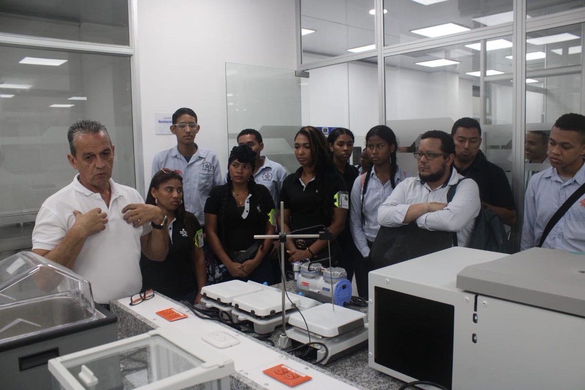 SENAenBolivar's tweet photo. 👨‍🎓Aprendices de los 4 Centros Formación y voceros de @SENAenBolivar recorren instalaciones del Tecnoparque Nodo Bolívar💚para conocer la forma de vincular sus proyectos investigativos e innovación💡, que estén relacionados con diseños de marca, prototipos, comunicación y otros.😎 https://t.co/hvKHwOCt44