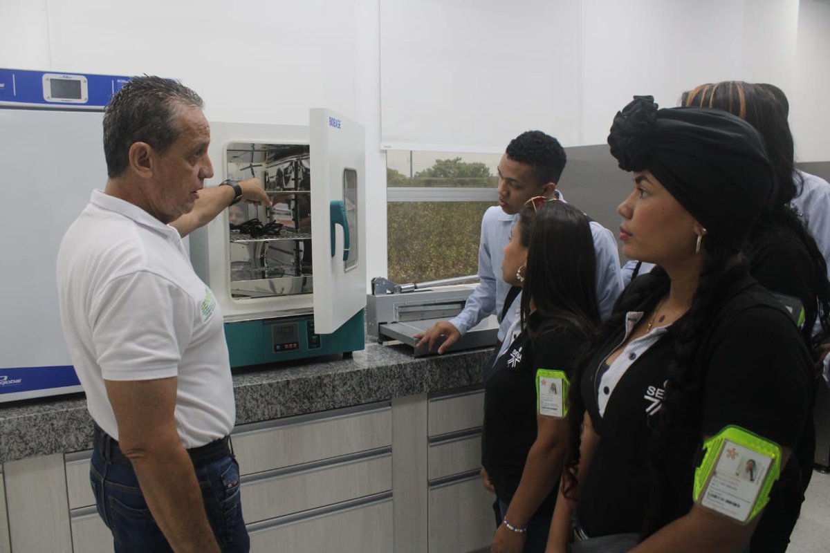SENAenBolivar's tweet photo. 👨‍🎓Aprendices de los 4 Centros Formación y voceros de @SENAenBolivar recorren instalaciones del Tecnoparque Nodo Bolívar💚para conocer la forma de vincular sus proyectos investigativos e innovación💡, que estén relacionados con diseños de marca, prototipos, comunicación y otros.😎 https://t.co/hvKHwOCt44