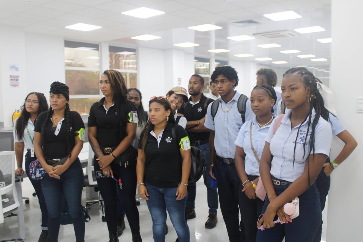 SENAenBolivar's tweet photo. 👨‍🎓Aprendices de los 4 Centros Formación y voceros de @SENAenBolivar recorren instalaciones del Tecnoparque Nodo Bolívar💚para conocer la forma de vincular sus proyectos investigativos e innovación💡, que estén relacionados con diseños de marca, prototipos, comunicación y otros.😎 https://t.co/hvKHwOCt44