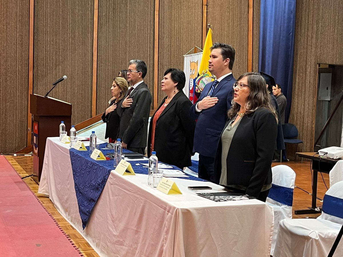 EPNEcuador's tweet photo. 🎓 #Graduados #EPN | Inicia la ceremonia de investiduras de 103 nuevos profesionales:
🧑🎓81 tecnólogos de la #ESFOT
🧑🎓18 de maestrías
🧑🎓4 de doctorados
🏛️ Teatro Politécnico
🔴Siga el evento a través de Facebook Live ⬇️
https://t.co/rWoFMXbytV https://t.co/ghPdDI6y78