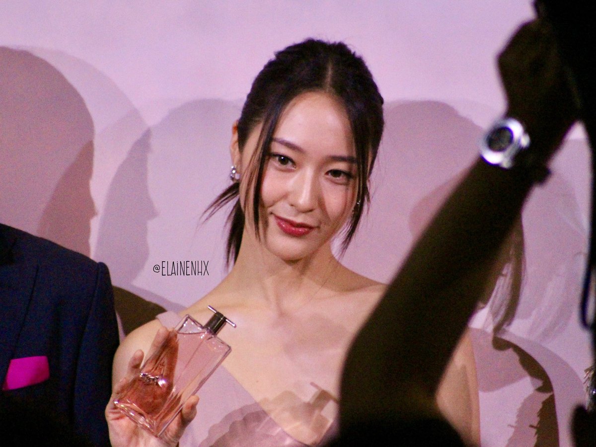 yojuici's tweet photo. RT @elainenhx: [230421] LANCÔME

#정수정 #크리스탈  #KrystalxLancôme #Krystal #KrystalJung #KrystalxLancome #KrystalinSG https://t.co/Z1jRGhEyFb