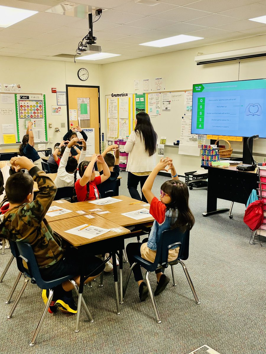 Maggie8156's tweet photo. Always a pleasure to stop by Ms. Hernandezโs classroom @stipesstallions to see her students comparing and contrasting two languages. ๐๐ผ๐๐ผ๐๐ผ #contrastiveanalysis #duallanguage https://t.co/9DtiQeCRiv