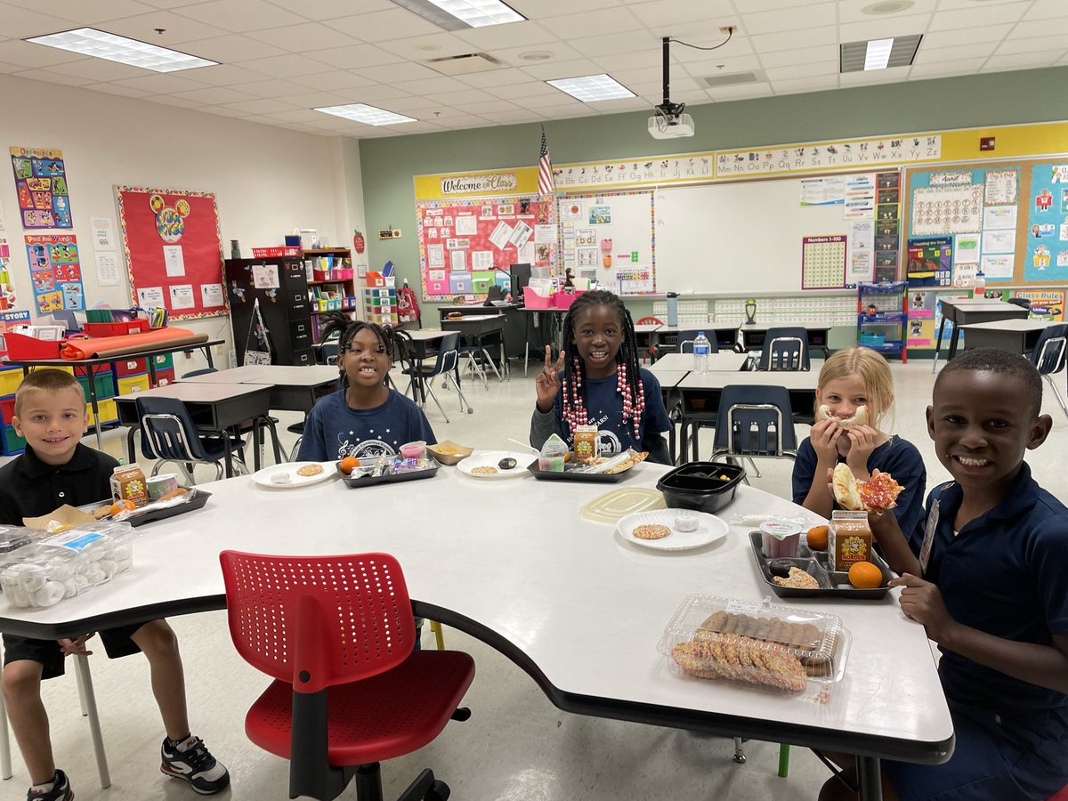 IvetteFkinder's tweet photo. Happy Birthday to a terrific student and leader. She had lunch with her BFF’s. ❤️🎂🎈🎉@hceotters @jlseitz1218 https://t.co/vUCGu6hdLZ