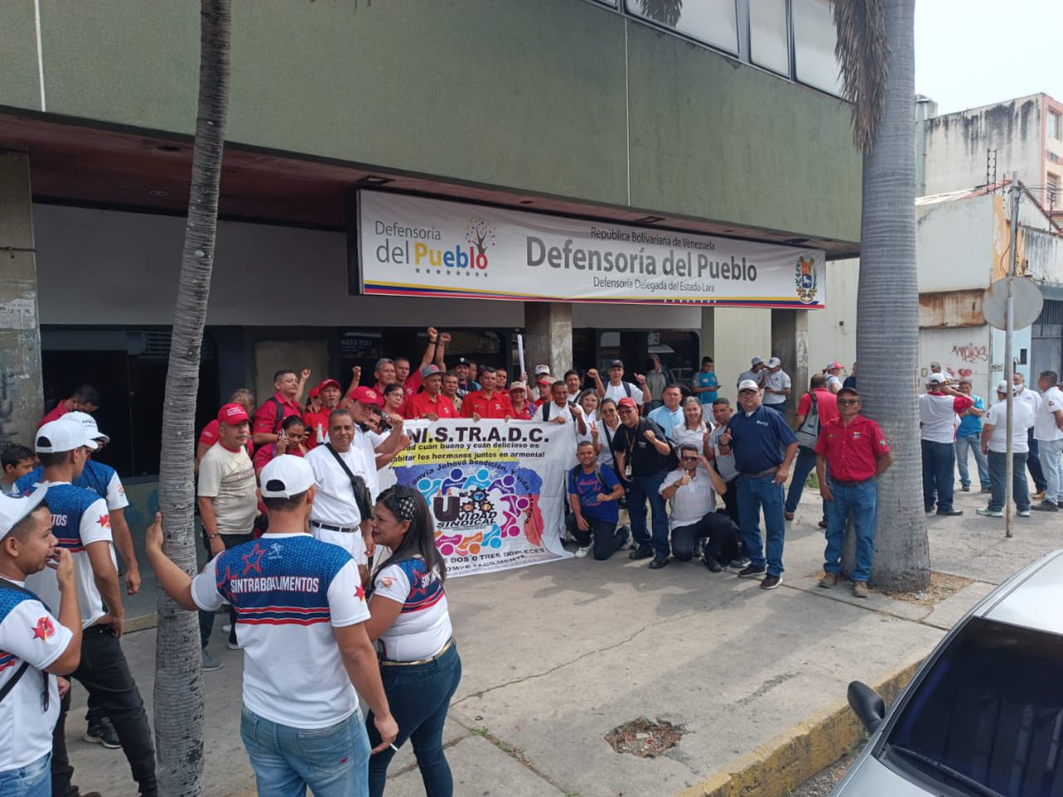 LaIzqDiario_VE's tweet photo. Trabajadores de Café Venezuela protestan este #21Abr en #Barqusimeto contra los despidos masivos. Son 37 despedidos en Barquisimeto, 36 en Pampán y 15 en Boconó. Exigen restitución a sus puestos de trabajo. "Viva la lucha sindical, fuera la bota patronal", gritan los trabajadores https://t.co/6hYQOlp0er