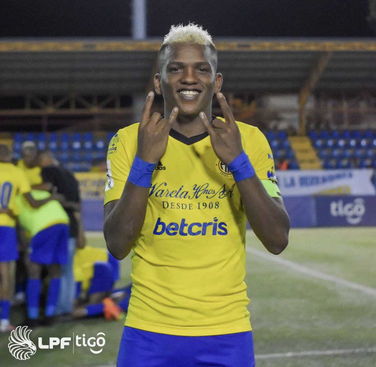 chepebomba's tweet photo. La verdad sobre el caso del delantero panameño Ronaldo Córdoba:

1. Su actual equipo, Herrera FC, no ha rechazado ni mucho menos descartado ninguna de las seis ofertas que maneja por Ronaldo.

2. Desde enero de 2023 hasta la fecha, Herrera FC recibe llamadas de agentes, intermediarios, dueños de clubes y gerentes deportivos que preguntan y ofertan por Ronaldo.

3.  Herrera FC no le ha dicho que no a nadie. Ni al equipo grande de El Salvador ni al Mallorca B de España (con el que sigue platicando).

4. Herrera FC no quiere cerrar potenciales puertas ni posibilidades a futuro. En este momento, el enfoque principal de Ronaldo y del club está puesto en llegar lo más lejos posible en la LPF.

5. Equipos de Sudamérica, Centroamérica y Europa siguen muy de cerca la evolución de Ronaldo y sus actuaciones semana tras semana.

6. Herrera FC continúa en conversaciones, analizando y viendo todo. Buscan lo mejor para su atacante estrella.

7. Ronaldo solo piensa hoy en el Herrera FC y en seguir marcando goles. 

8. La cúpula de peso del Herrera FC quiere terminar el torneo para luego pensar en el futuro de Ronaldo. 

9. La hoja de ruta del Herrera FC: "Vamos a prepararlo (a Ronaldo) para que esté enfocado. Él está tranquilo ahora, disfruta sus goles y ayuda al equipo".

Punto y pelota. #MentiraNoEs 🐐💣