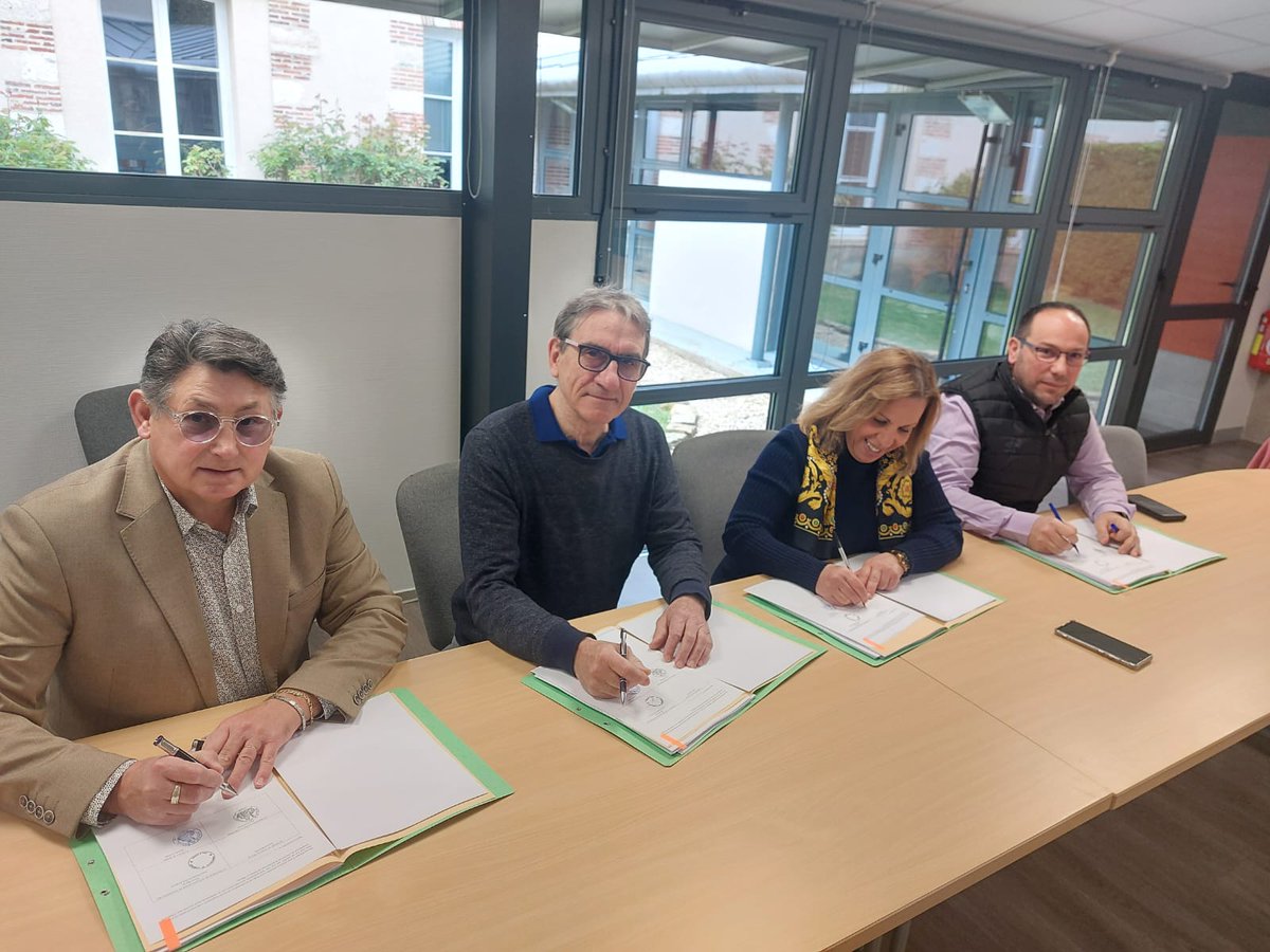 Prefet77's tweet photo. ✒️ Signature ce matin en sous préfecture de #Provins de la convention d'Opération de revitalisation des Territoires #ORT #CC2M https://t.co/7P4TU963Ti