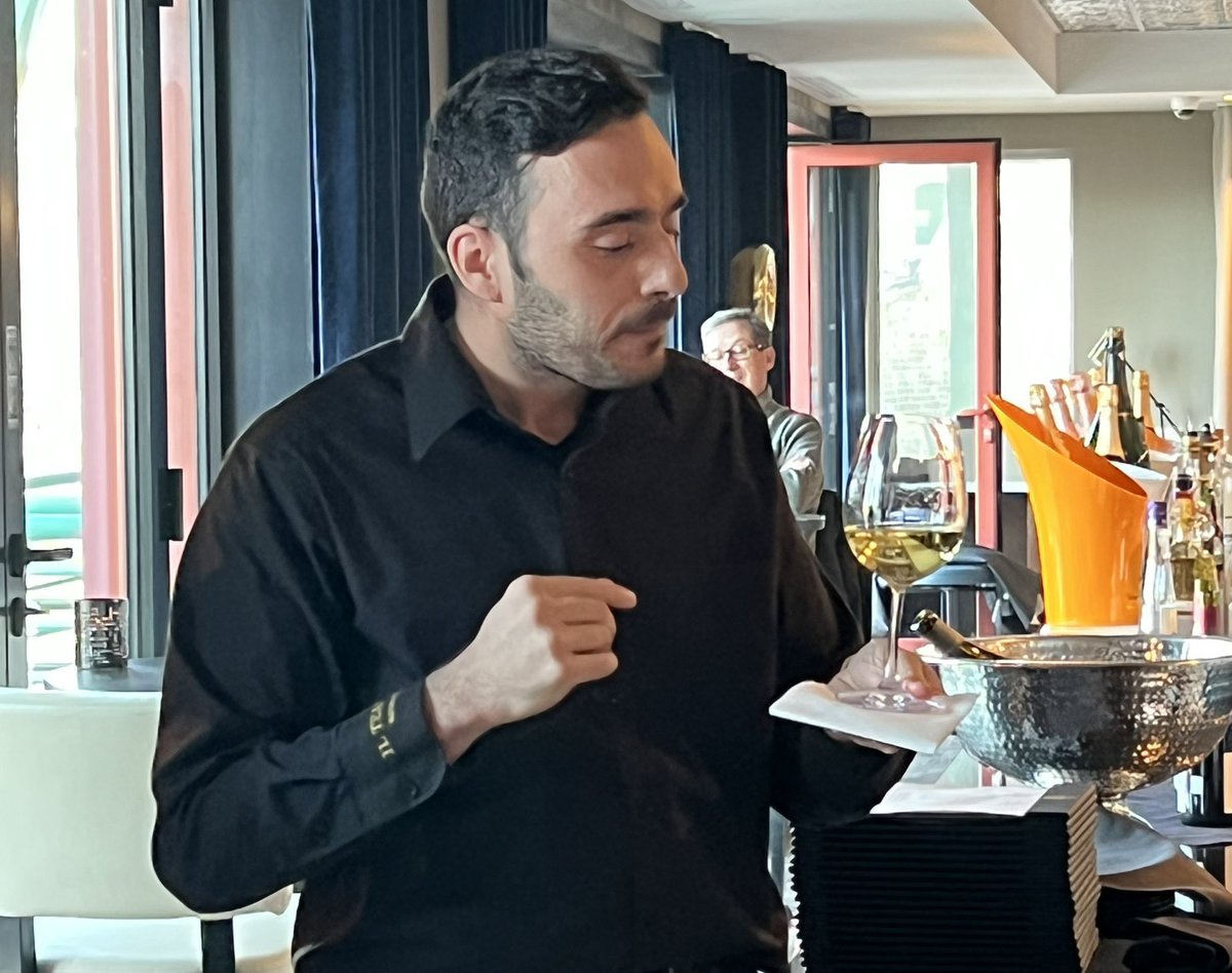CCIFCQuebec's tweet photo. 🍷 𝗨𝗻𝗲 𝘀𝗼𝗶𝗿𝗲𝗲 𝘃𝗶𝗻/𝟮𝟬

🍇 Hier, la CCI organisait au Capitole sa soirée consacrée à la dégustation de vins français. Un véritable porte-drapeau de l’excellence à la française !

🙏 Merci de votre présence nombreuse et de votre participation active. https://t.co/dhuJ9IEJf4