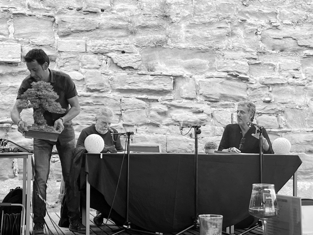 alfapla1's tweet photo. Un plaer haver pogut entrevistar per a @PLEC18 al mestre Gerard Curcó que ens ha mostrat com poden ser d'importants els bonsais en les nostres vides 🌳⛩️🎌
どうもありがとうございます
(Fotos: Carmina Pardo i Manolo Zamora)
#EspaiBonsai #bonsai #plec #LaCulturaComAEcosistema https://t.co/6ZaocECtV6