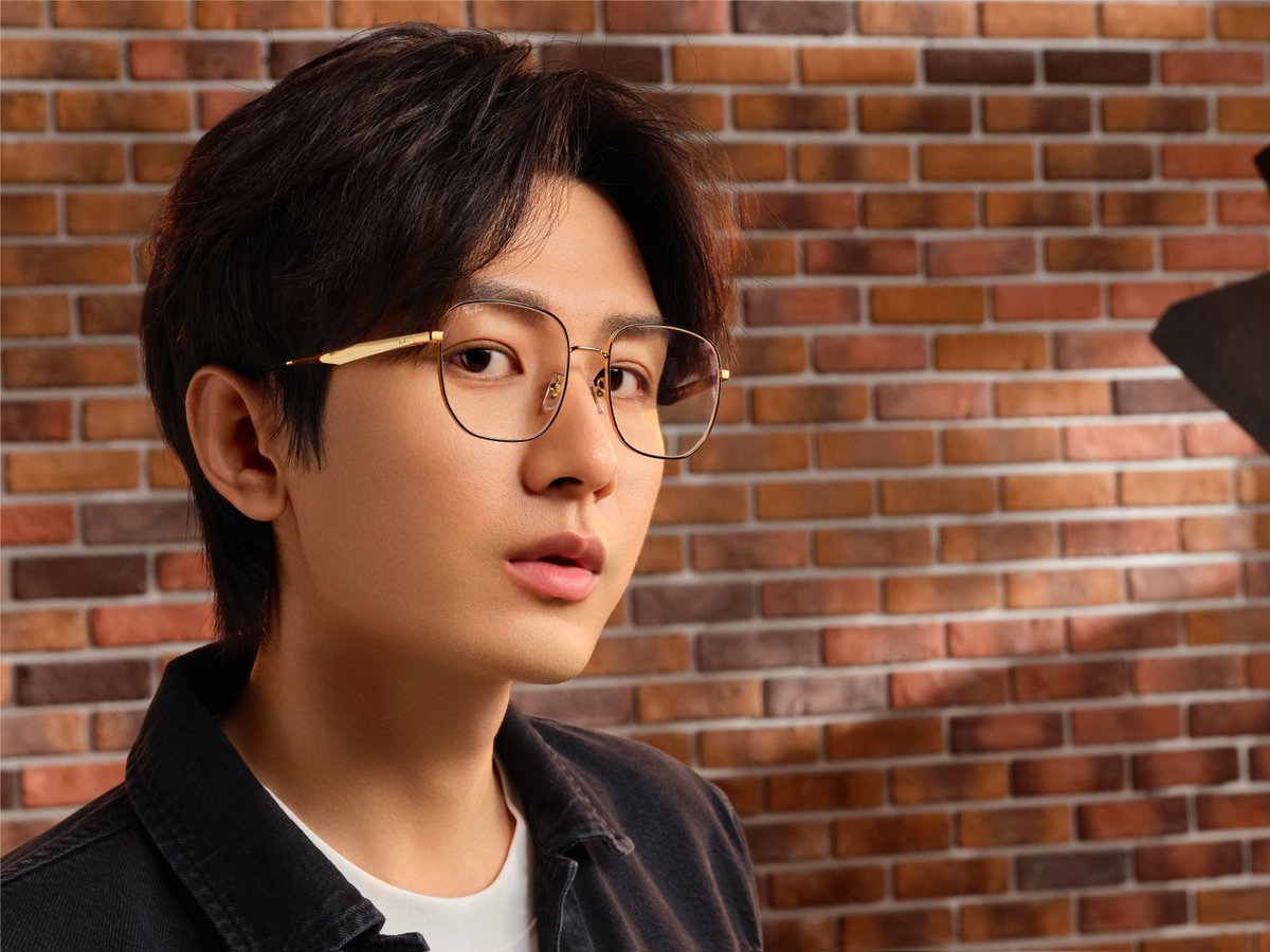 ray_ban's tweet photo. You asked 🤝 we deliver

Cheng Yi keeps serving looks in our iconic vista frames.

#ChengYi 
#ChengYixRayBan https://t.co/1SuttVEmtb
