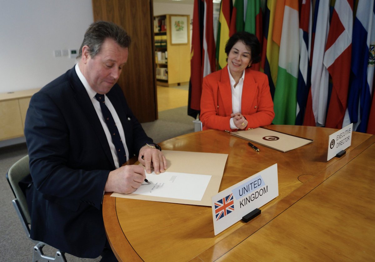 ICOCoffeeOrg's tweet photo. 20.4 📢#ICO ED Vanusia Nogueira welcomed Rt Hon Mark Spencer, Min of State for Food, Farming &amp; Fisheries (UK) who signed the new International Coffee Agreement towards a stronger cooperation to advance @coffee sector &amp; shape a prosperous future 👉https://t.co/ZB2KMYKYt5 https://t.co/tyROaa7dk8