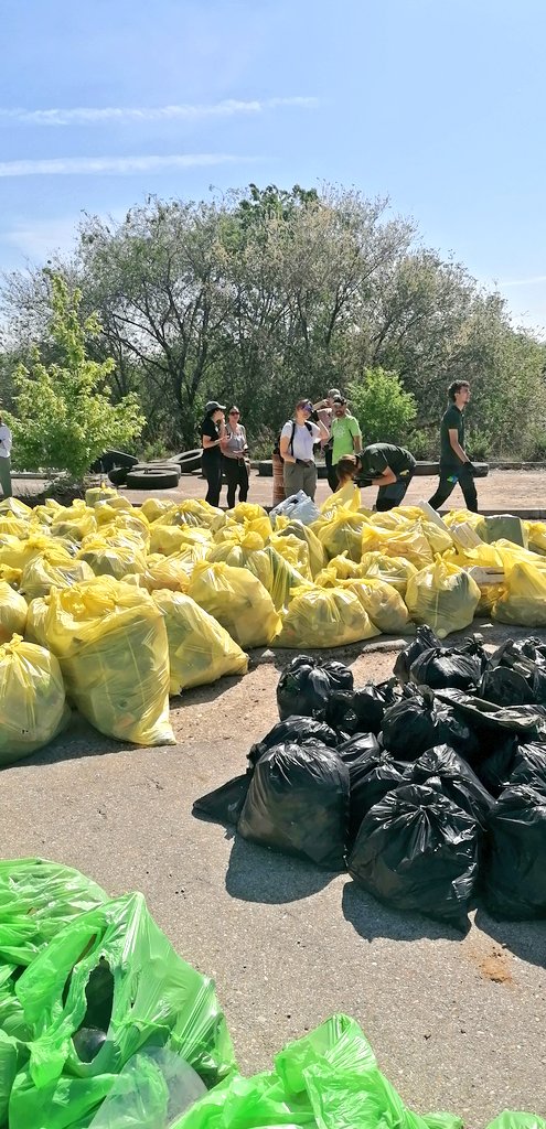 JonFerLa's tweet photo. Hoy algunos compañeros de @dentsuESP en lugar de ir a la oficina hemos recogido 1,5 toneladas de basura de la naturaleza de la mano de @SEO_BirdLife y @ecoembes
#OneDayForChange
#ProyectoLibera
#Basuraleza https://t.co/XydMzFA7oh
