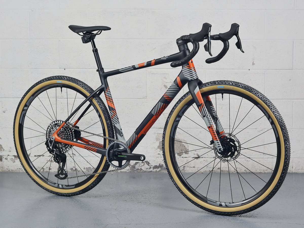 SRAMroad's tweet photo. Force AXS + @SRAMmtb Transmission = magic. Add a custom @BlackMagicPaint job and you’ve got a real special gravel machine. 😍 #sramAXS https://t.co/QUJN6UkT8X
