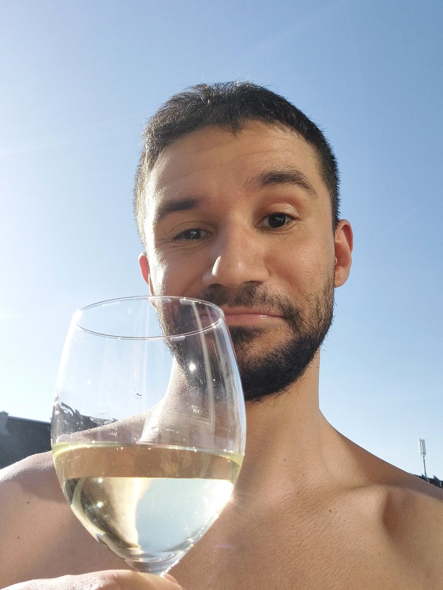 JyskBeefcake's tweet photo. Er det fredag? #basictweets #nakedcontent https://t.co/MrgHaXFf79