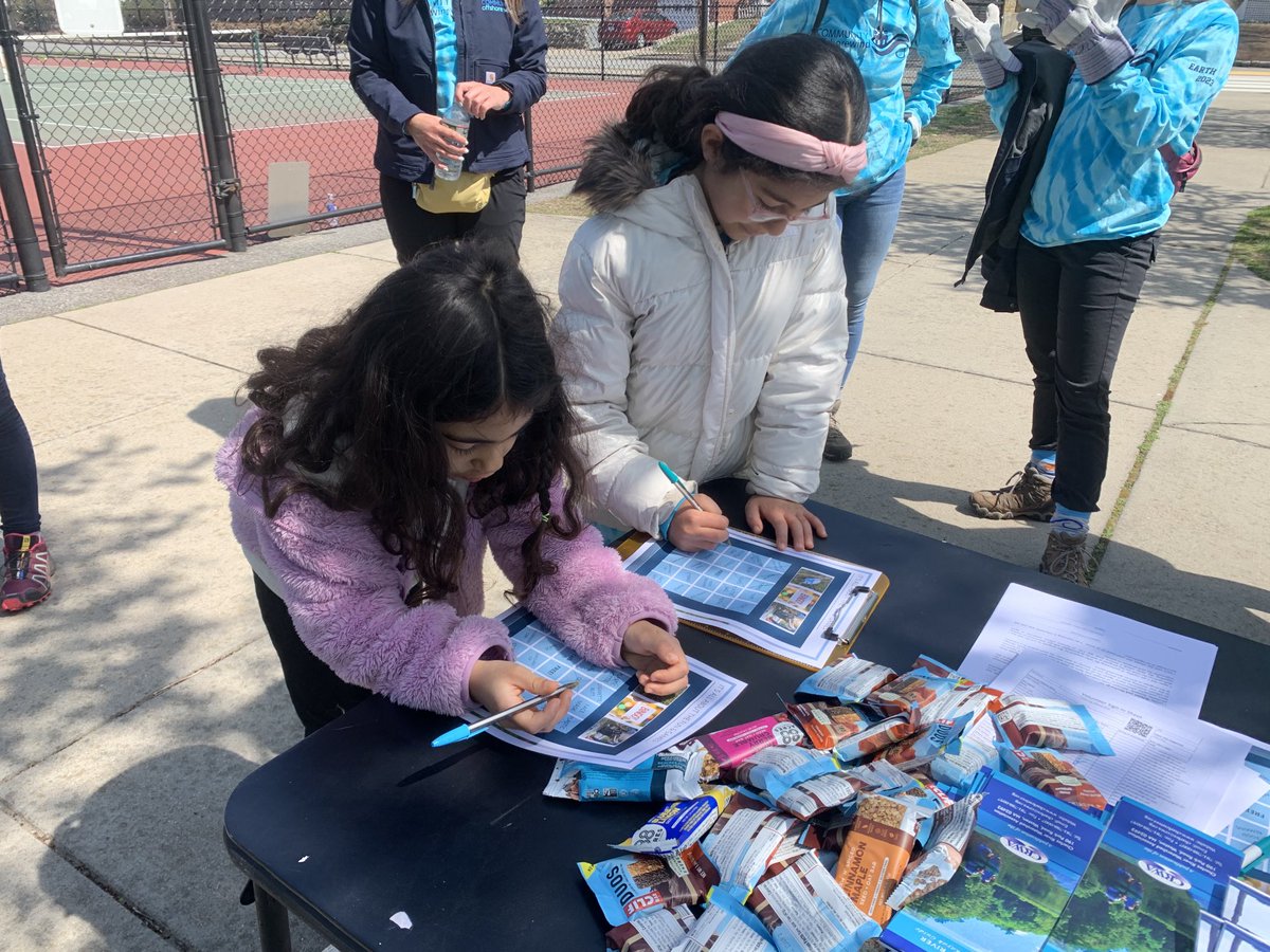 charlesriver's tweet photo. The most junior members of โฆ@Community_Windโฉ playing Cleanup Bingo! #charlesrivercleanup #KeepinItClean https://t.co/3OuNWcqA8C