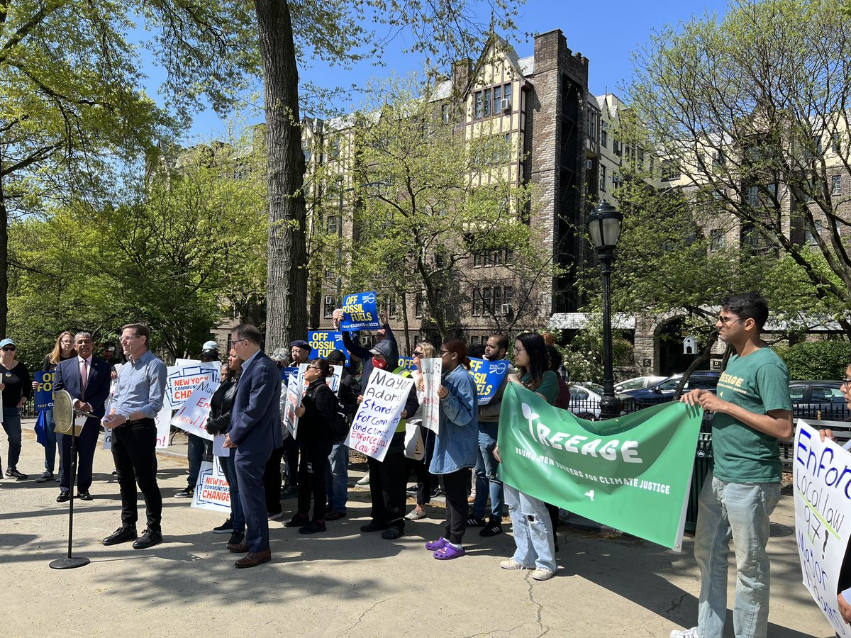 nychange's tweet image. We’re rallying in Washington Heights with @EspaillatNY @MarkLevineNYC @CnDelarosa, plus over 50 building owners, tenants &amp;amp; groups to urge @NYCMayor:

Fully implement &amp;amp; enforce Local Law 97, the world’s most important city-level climate/jobs law!

J-O-B-S &amp;amp; Pollution Cuts
💪🏿💪🏾💪🏽💪🏼