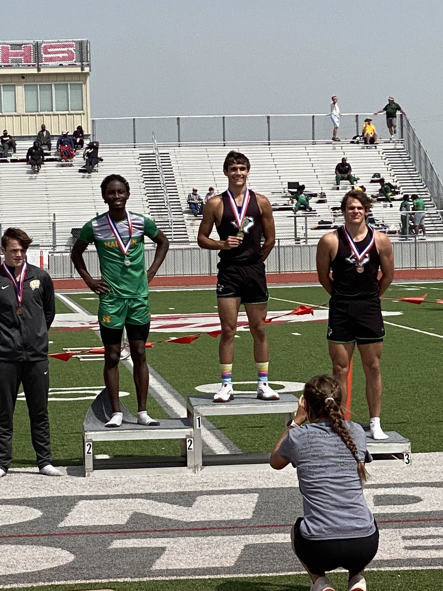 Kobydickens9's tweet photo. AREA CHAMPS!! Going to regionals in the 300 Hurdles!! 😤😤😤 https://t.co/vmHc6oAxPz