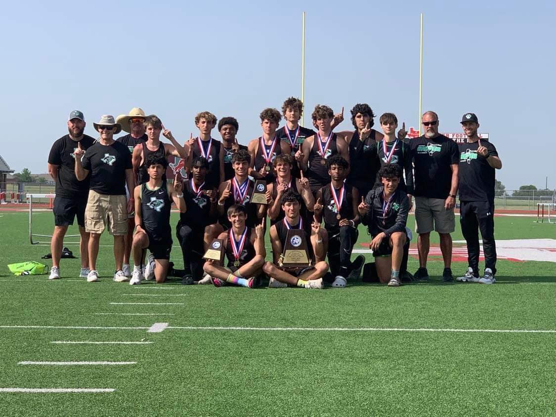 Kobydickens9's tweet photo. AREA CHAMPS!! Going to regionals in the 300 Hurdles!! 😤😤😤 https://t.co/vmHc6oAxPz