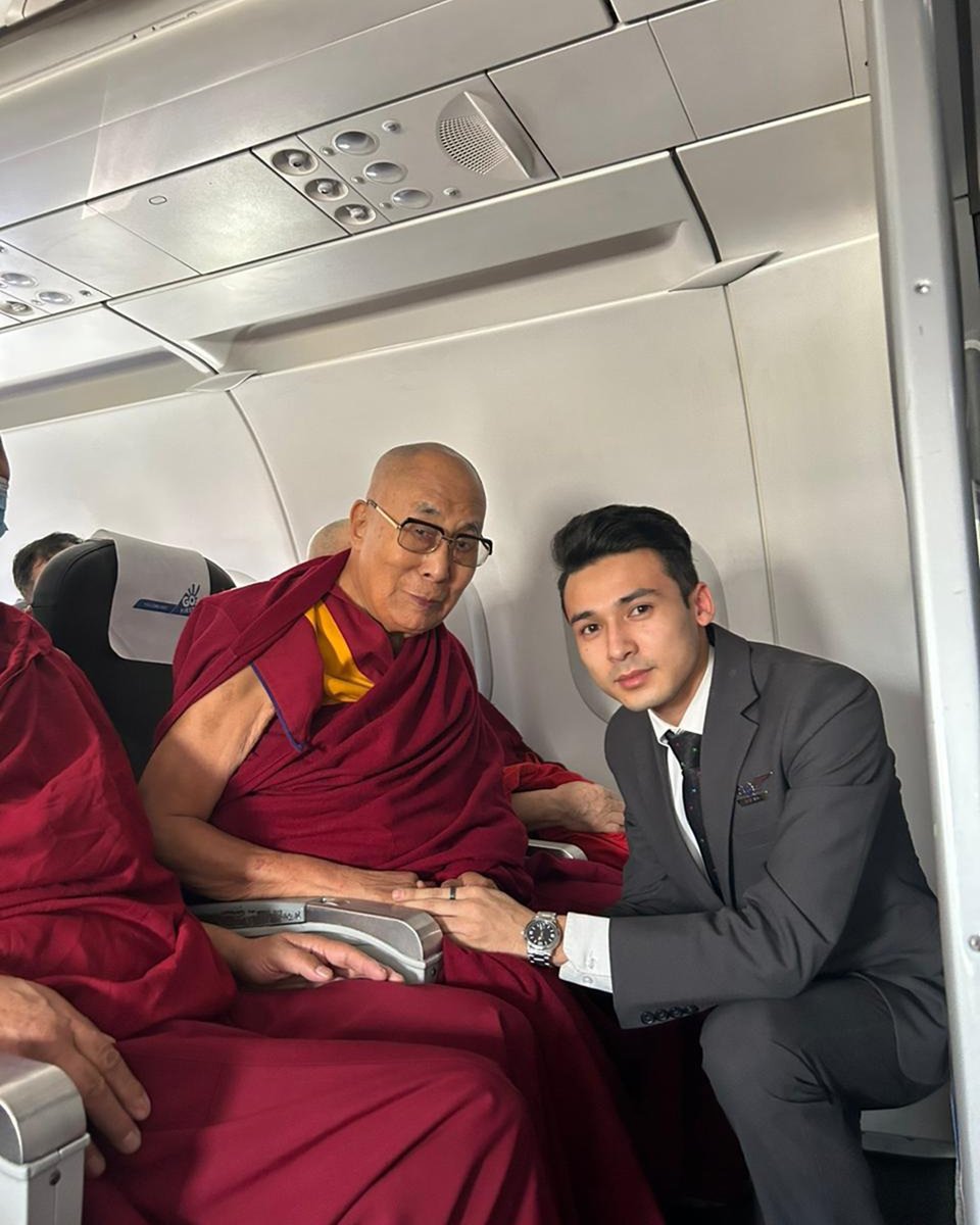 GoFirstairways's tweet photo. We were deeply honoured to have His Holiness the @DalaiLama on our flight. And his aura certainly created the feeling of compassion, love and peace on board💙

It was a privilege to have you flying with us. Thank you for choosing #GOFIRST✈️   

#GoFirst #DalaiLama https://t.co/ohHxHcd8of