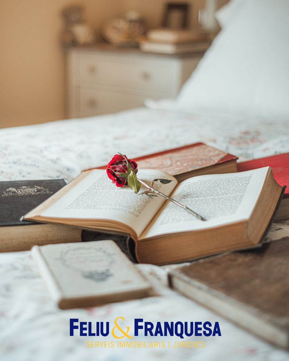 FeliuFranquesa's tweet photo. Per #SantJordi, Llibres, Roses i PETONS 📚🌹💋! Feliu Franquesa us desitja que passeu una Feliç Diada 🐉! #SantCugat https://t.co/YsZMNugWHm