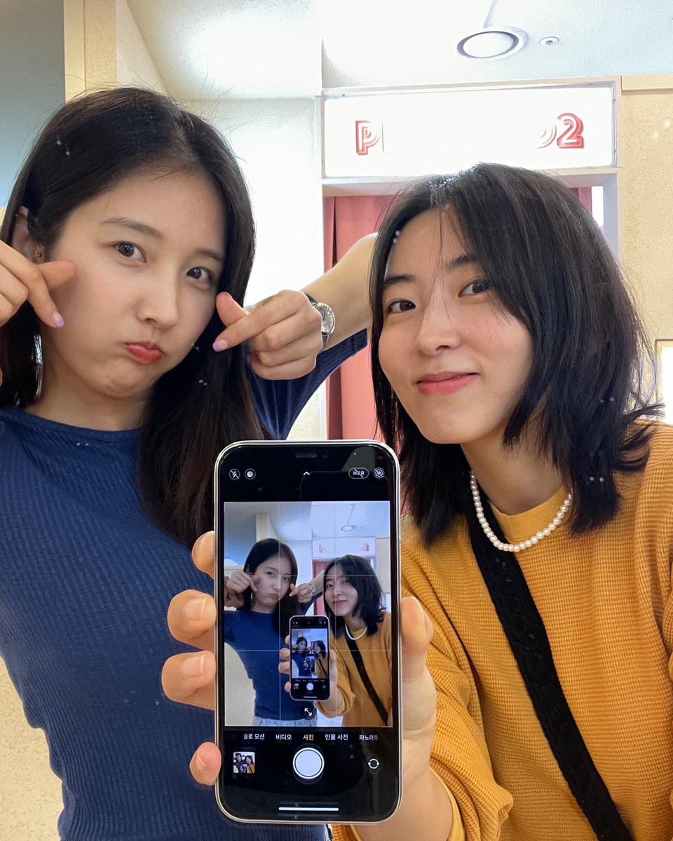 4Mania_TH's tweet photo. [IG-jihyunilovee] 230421 : พยายามจะถ่ายรูปแบบนี้ให้ได้ค่ะ 😂😬🥳🫣❤️. วันเวลาผ่านไปเร็วอย่างกับโคมม้าหมุน. ฉันได้รับการปลอบประโลม. รู้สึกขอบคุณทุกช่วงเวลาที่ได้หวนนึกถึงและยิ้มหัวเราะออกมาได้ . @ kkwonsso_94 💙💛

#4MINUTE #SonJihyun #KwonSohyun https://t.co/lXqQscyqZP