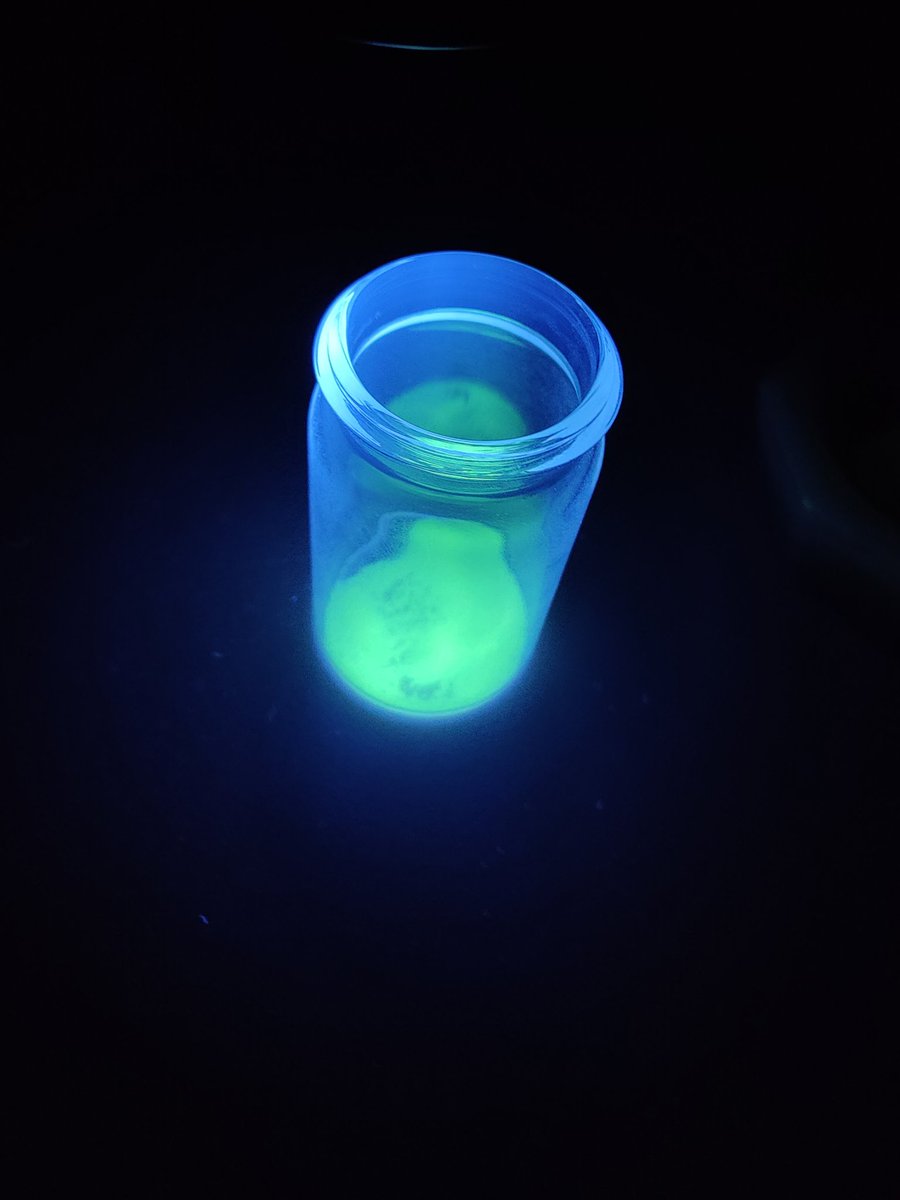 photoactive_Dus's tweet photo. It's #FluorescenceFriday!
Today, we let two #persistentLuminophors "fight" each other. Left: synthesized by @Tom_Foerster_ , Right: synthesized by @a_Gorengo https://t.co/RmTXNwWHLt