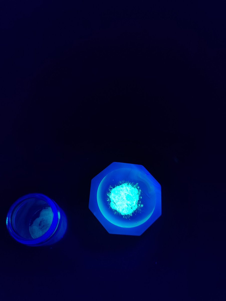 photoactive_Dus's tweet photo. It's #FluorescenceFriday!
Today, we let two #persistentLuminophors "fight" each other. Left: synthesized by @Tom_Foerster_ , Right: synthesized by @a_Gorengo https://t.co/RmTXNwWHLt