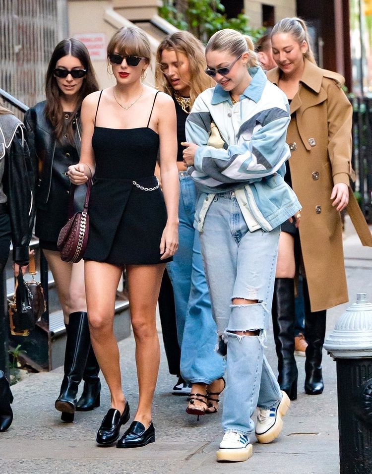 updateswiftbr's tweet photo. 🚨 Taylor Swift com Gigi Hadid, irmãs HAIM e Blake Lively hoje! https://t.co/rUdxk5yBFk