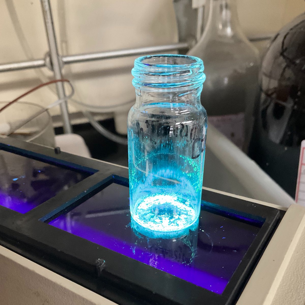 bernlab's tweet photo. Time to go back to OLEDs?

#FluorescenceFriday #MakeItGlow https://t.co/8XL9isfaBe