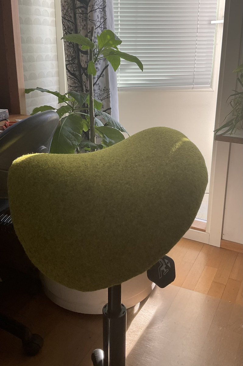 Johan se onkin aika päivittää etäkonttoria (lue: ostaa viimeinkin kunnollinen tuoli)- kyllä muuten ensi viikolla on hyvä, kun on satulatuoli (ja vielä päheän värisenä).