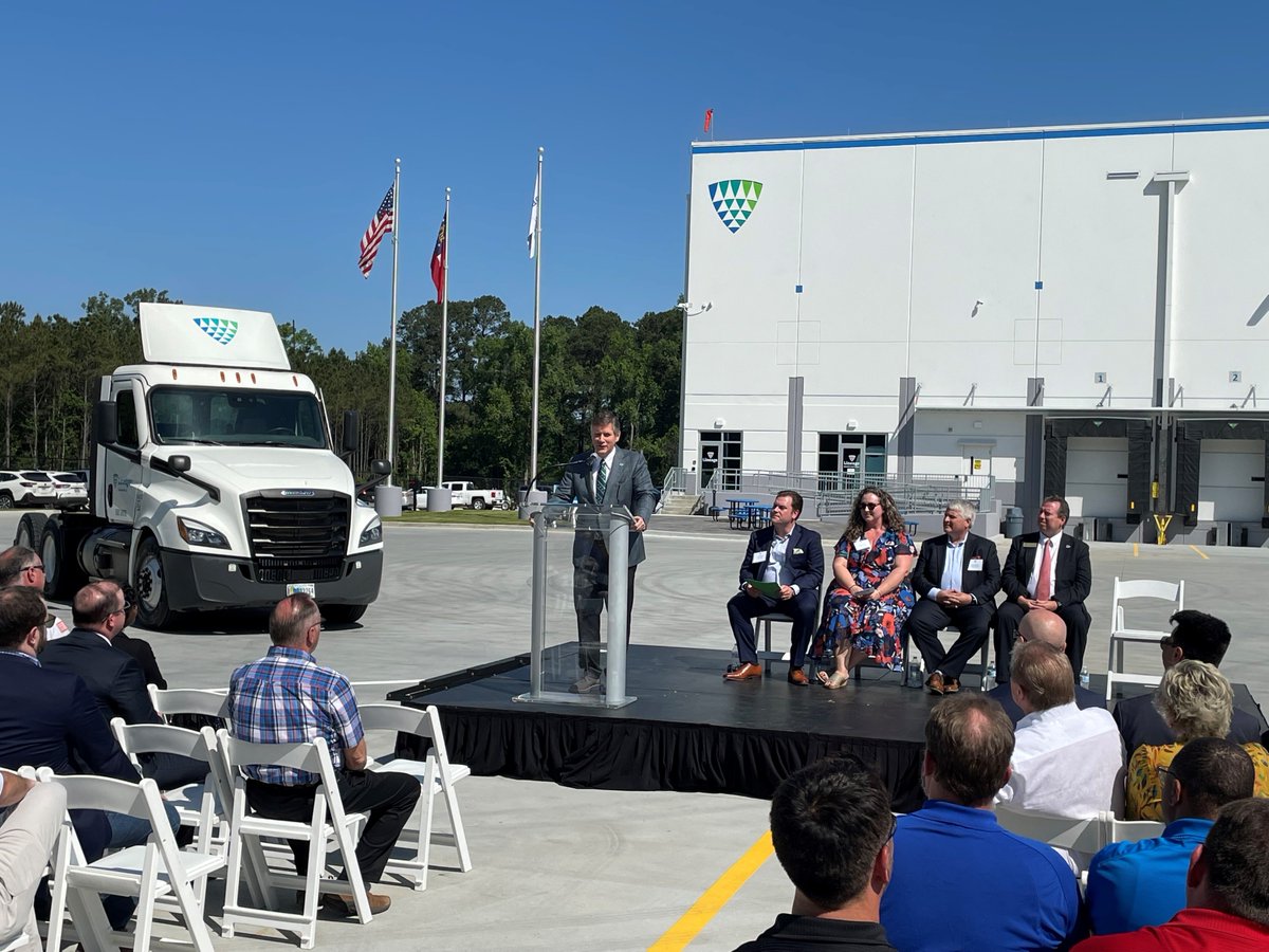 GaPorts's tweet photo. @GaPorts leaders shared in celebrating the opening of the new Savannah Fresh-Port Wentworth cold storage facility from Lineage Logistics. Located 5 miles from the Port of Savannah, the new facility will move up to 1.4 million pounds of produce dailu.
#GAPorts #GrowingBig https://t.co/gDQ0QM4Uol