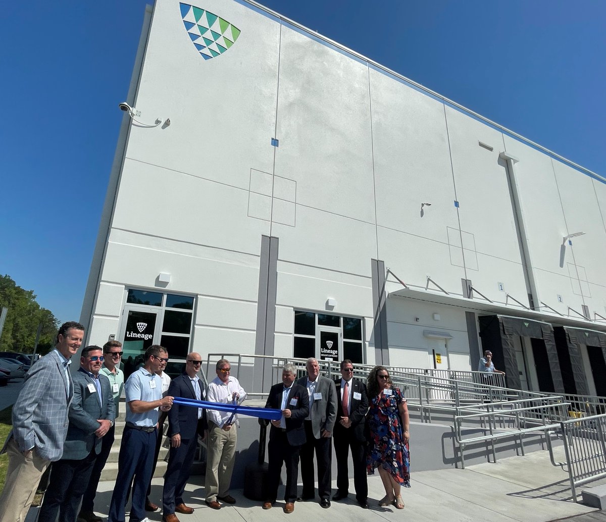 GaPorts's tweet photo. @GaPorts leaders shared in celebrating the opening of the new Savannah Fresh-Port Wentworth cold storage facility from Lineage Logistics. Located 5 miles from the Port of Savannah, the new facility will move up to 1.4 million pounds of produce dailu.
#GAPorts #GrowingBig https://t.co/gDQ0QM4Uol