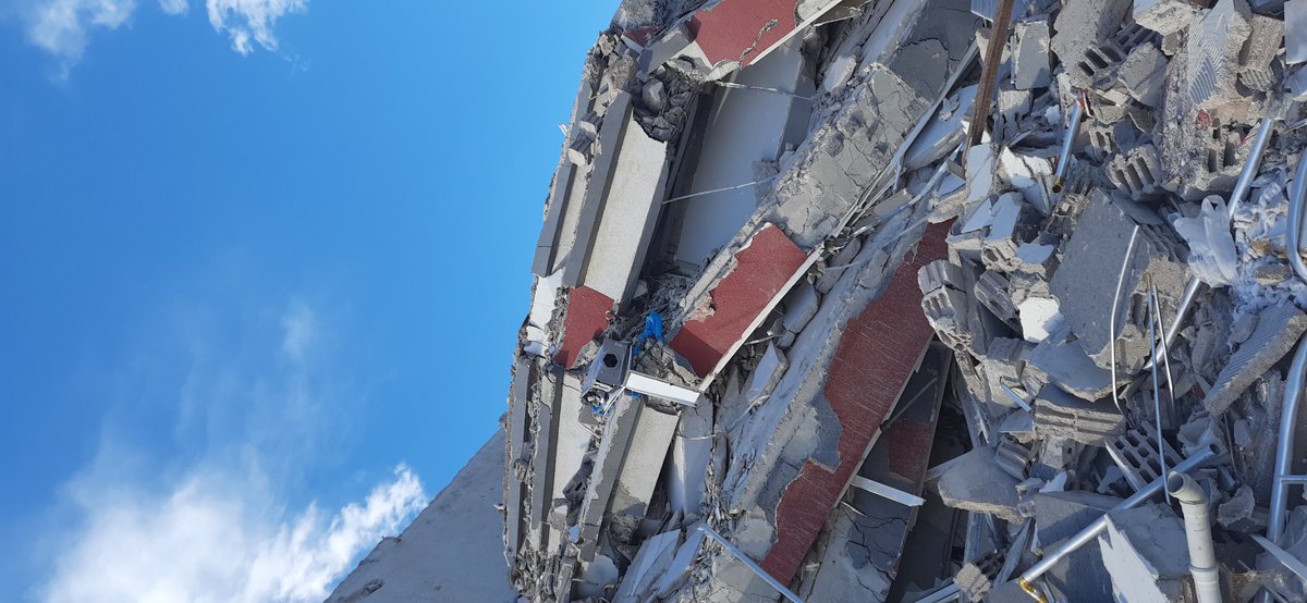 #Hatay Hayallerimin yıkıldığı yerde koca bir enkaz var, bayram bizim neyimize. Hayallerimiz, umutlarımız ve yarın diye kurduğumuz güzel günlerimiz moloz oldu 😔