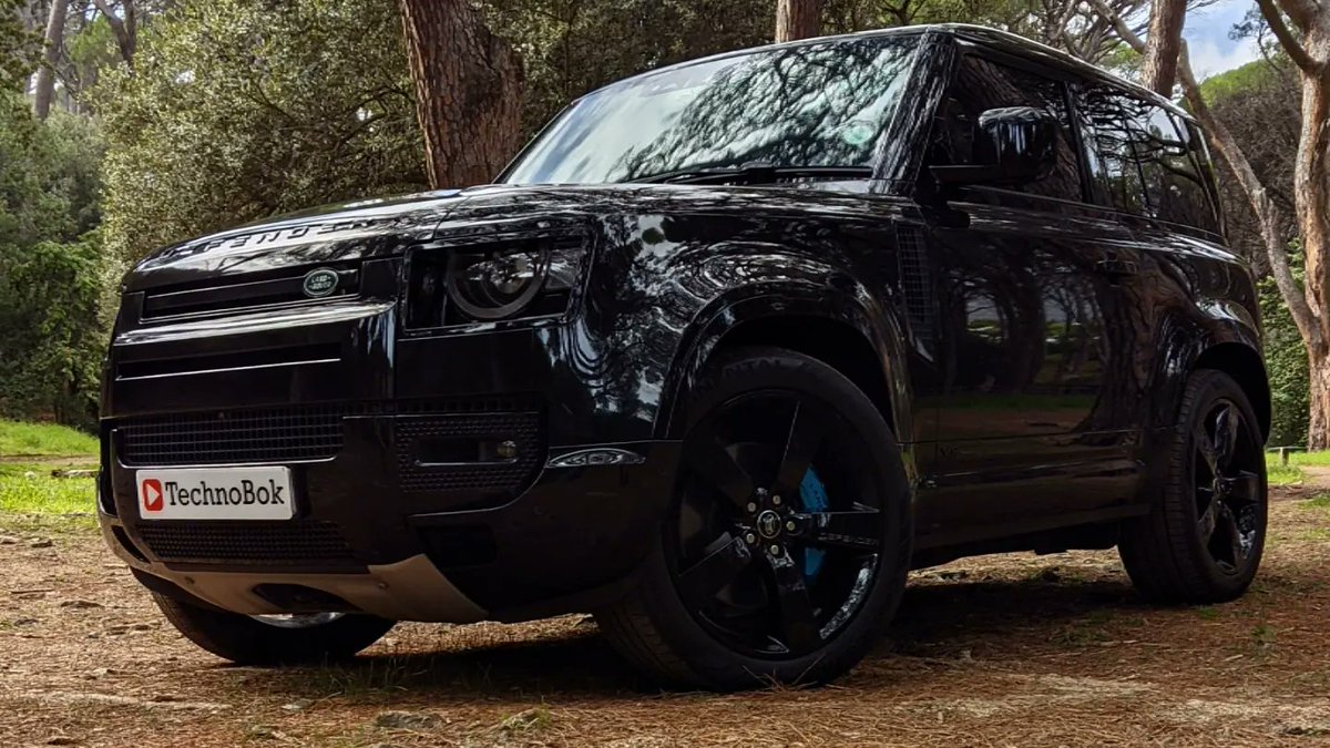 TechnoBokMedia's tweet photo. With over 500HP, entering the weekend with this pocket friendly beast. The @LandRoverZA Land Rover Defender 90 V8 
.
.
#LandRover #Defender90
#DefenderV8 #Bond 
#LR90 #ISawTheIcon https://t.co/yqqoIc41yO