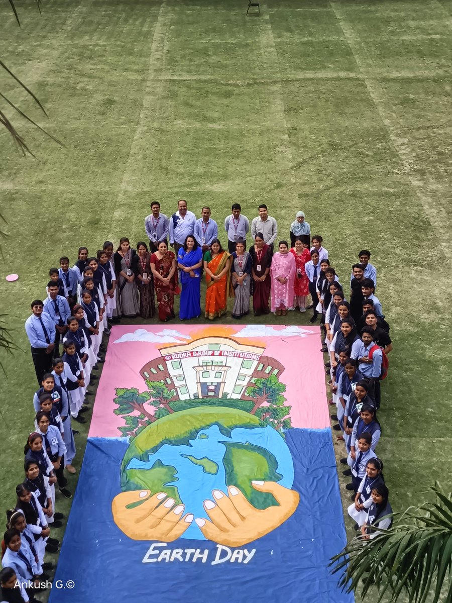 RudraFine's tweet photo. RUDRA GROUP OF INSTITUTION 
Earth Day Painting
13×10 feet
@PMOIndia @myogiadityanath @aajtak @indiatvnews @BBCWorld @rashtrapatibhvn @ndtvindia https://t.co/2QandWsq1T