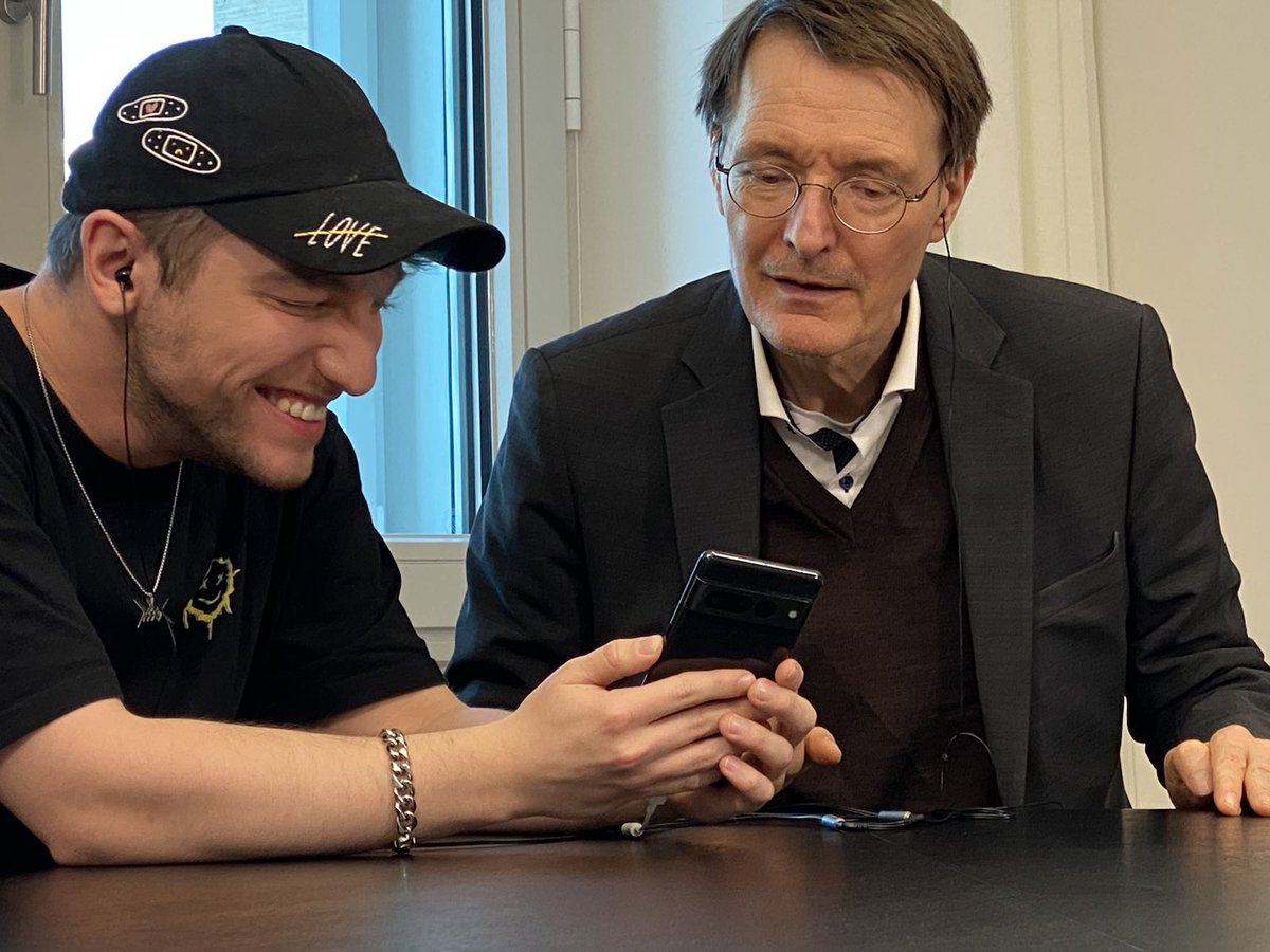 Ich bin ⁦<a href="/rezomusik/">Rezo</a>⁩ Fanbase. Heute gemeinsames Video gedreht. Die Antwort auf Philip A… Kommt bald.